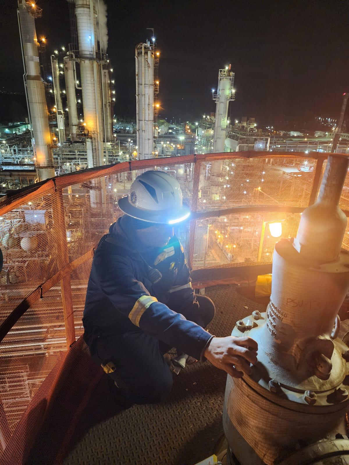 🚀 Introducing the World’s First Carbon-Fiber Safety Helmet With Fully Integrated LED Lighting — The Future of Worker Visibility Starts Now